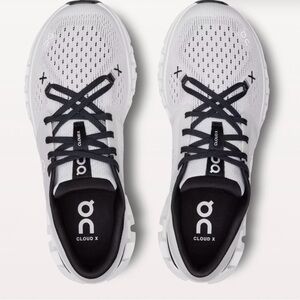 Woman’s Cloud X4, Size 6 Sneakers